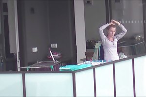 Горячая экзотина делает это с фаллоимитатором