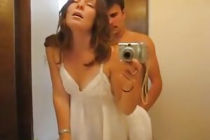 Сексуальная падчерица стоит на старых петухах