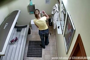 Тори Лейн видит, как петух исчезает в прикладе Ванессы Лейн