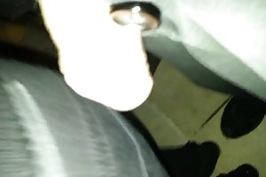 Катя Кассин растягивает свою розетку черного цвета