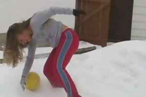 Блядь трахается рядом со своим мужем