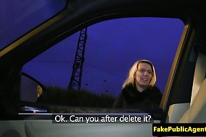 Сука в красных рыбных сетях трет ее анал