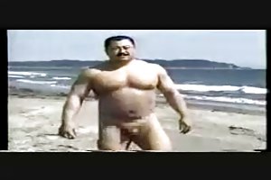 Спортивная девушка выскочила сзади