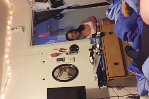 Брюнетка роговой трахается в рот