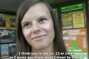 Петра Игл трахает публику в бутике