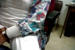 В микроавтобусе девушки трахают руль